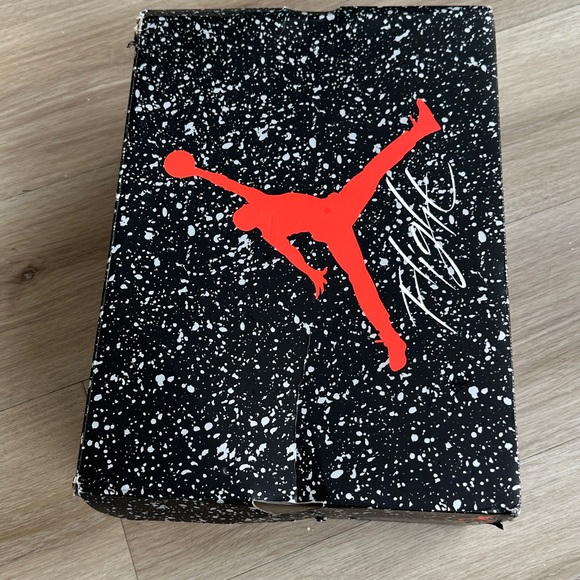 Jordan Spizike Low
Men's Nike White and Red Sneakers with Brown Details - Picture 13 of 15